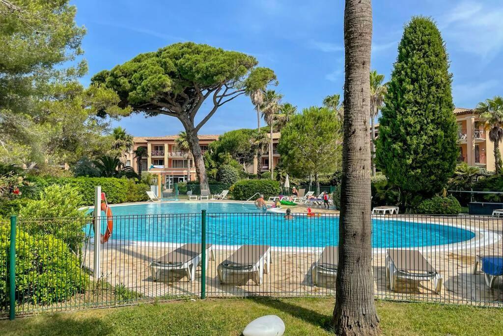 Appartement moderne en résidence privée face à la mer Hyères Esterno foto